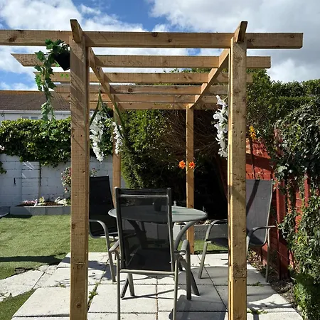 Superb Triple Near Airport - 1 ゲストハウス