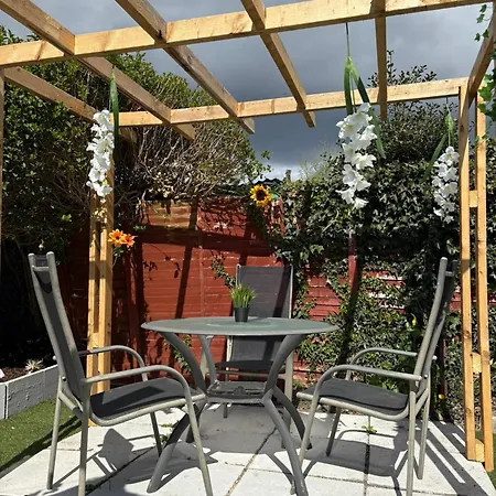 Superb Triple Near Airport - 1 Affittacamere