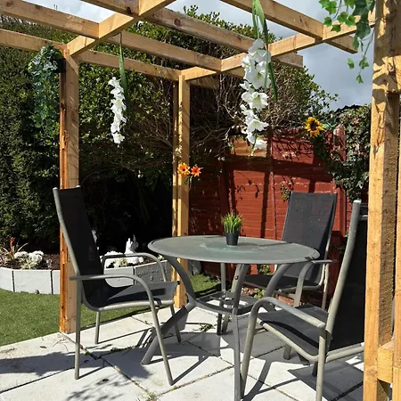 Superb Triple Near Airport - 1 Vendégház *