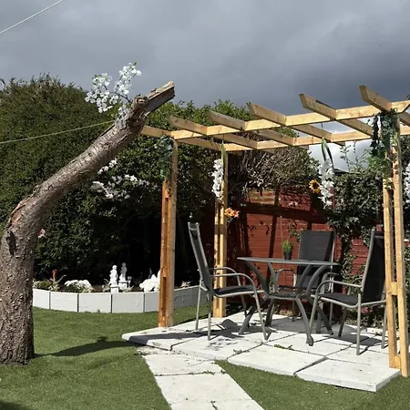 Superb Triple Near Airport - 1