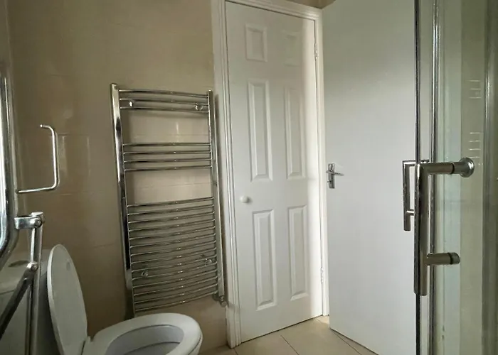 Superb Triple Near Airport - 1 *