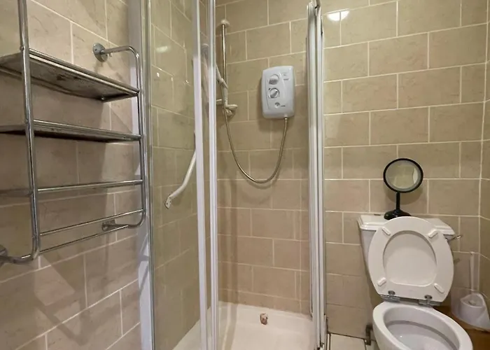 Superb Triple Near Airport - 1