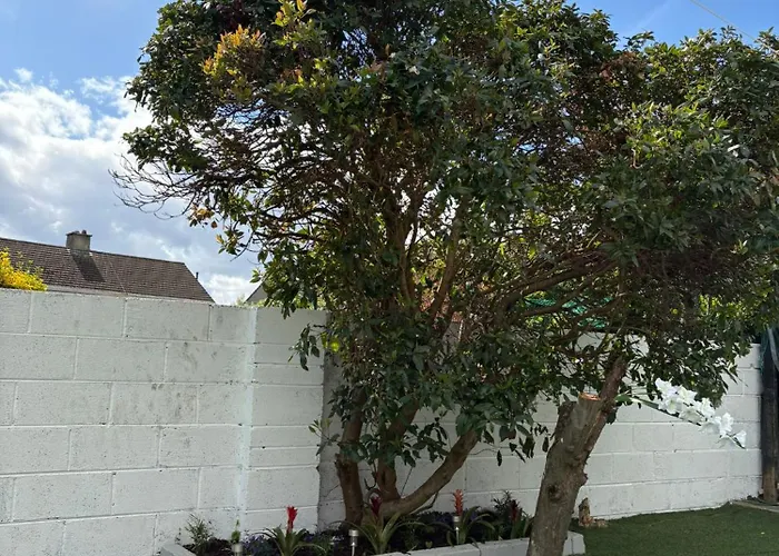 Superb Triple Near Airport - 1 *
