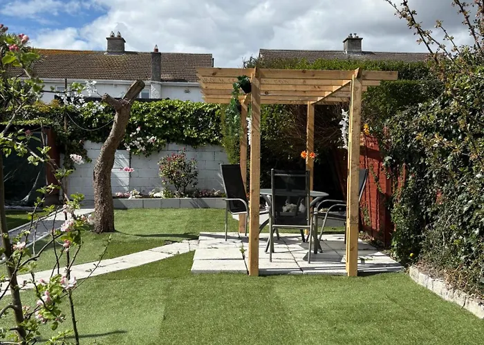 Superb Triple Near Airport - 1 *