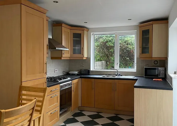 Superb Triple Near Airport - 1