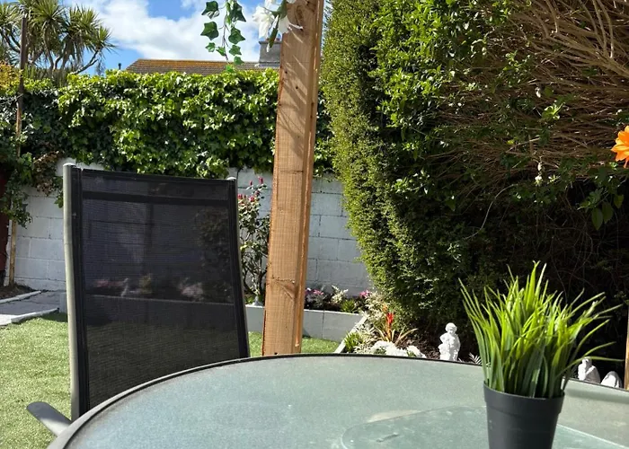 Superb Triple Near Airport - 1 *