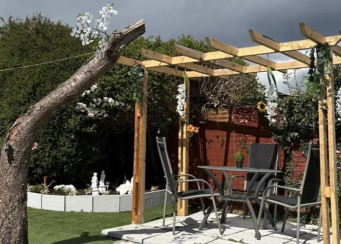 Superb Triple Near Airport - 1