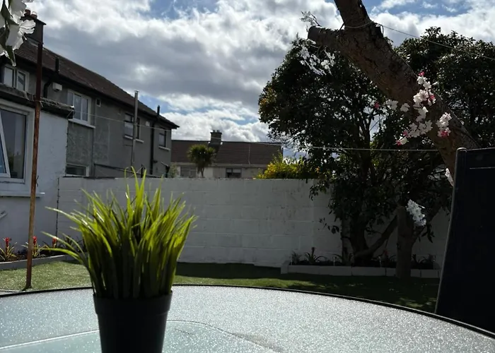 Superb Triple Near Airport - 1