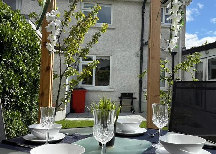 Superb Triple Near Airport - 1 *