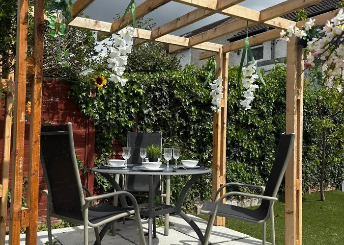 Superb Triple Near Airport - 1