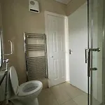 Superb Triple Near Airport - 1 *
