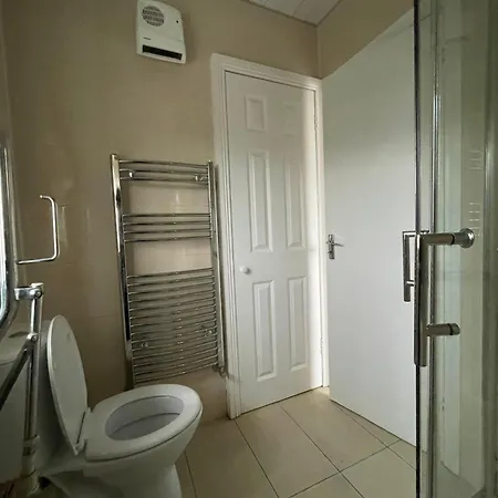 Superb Triple Near Airport - 1 *