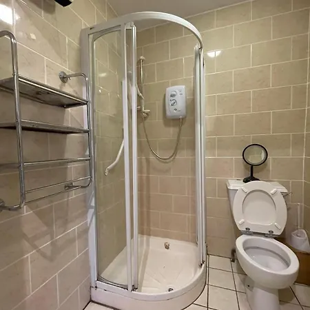 Superb Triple Near Airport - 1