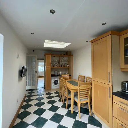 بيت ضيافة Superb Triple Near Airport - 1