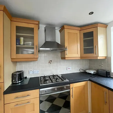 Superb Triple Near Airport - 1 *