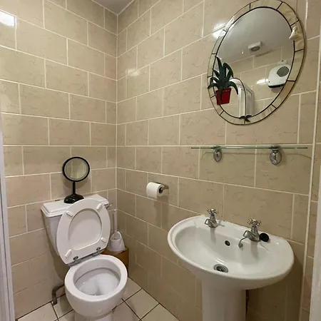 بيت ضيافة Superb Triple Near Airport - 1 *