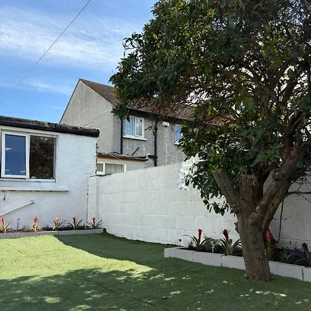 بيت ضيافة Superb Triple Near Airport - 1