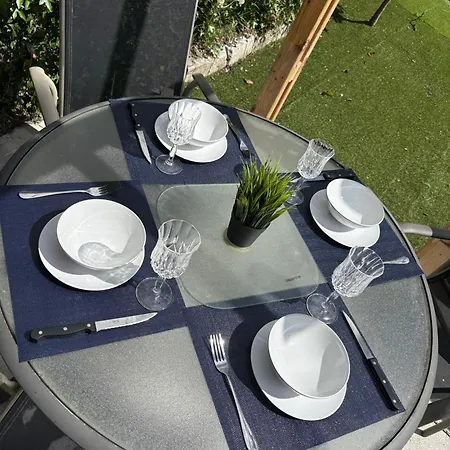 بيت ضيافة Superb Triple Near Airport - 1 *