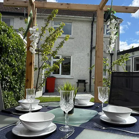 Superb Triple Near Airport - 1 *