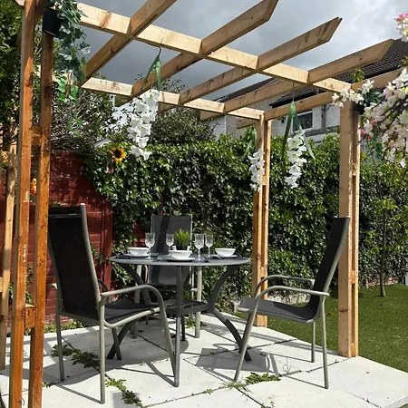 Superb Triple Near Airport - 1