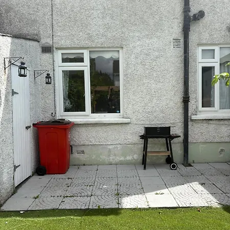 بيت ضيافة Superb Triple Near Airport - 1