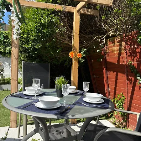 Superb Triple Near Airport - 1 بيت ضيافة *