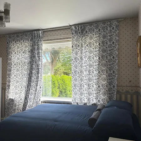 بيت ضيافة Superb Triple Near Airport - 1