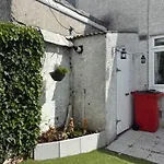 Gasthuis Superb Triple Near Airport - 1 Dublin